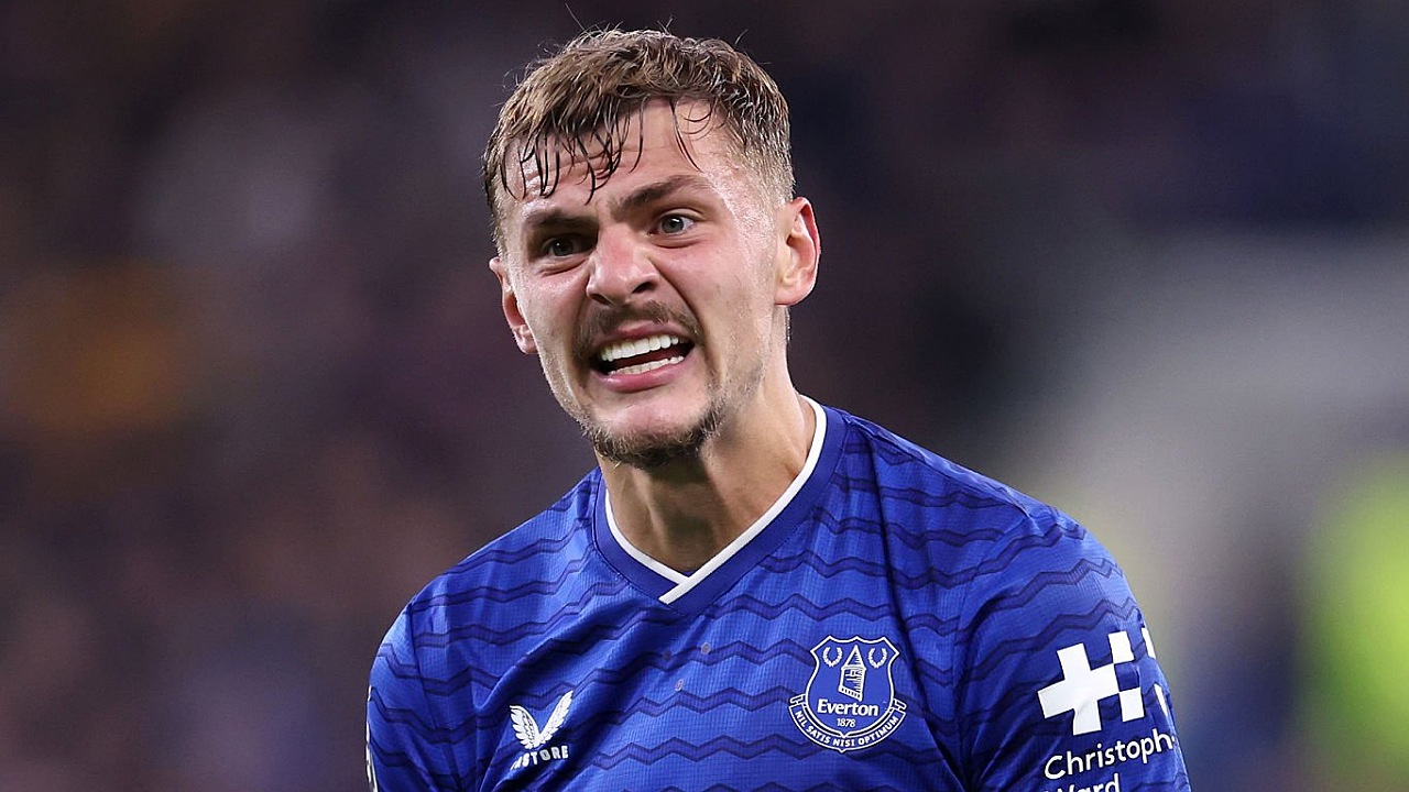 Gelandang Everton, Kiernan Dewsbury-Hall