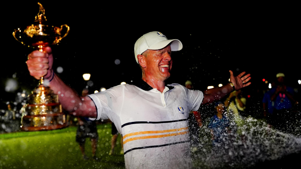Luke Donald melakukan selebrasi setelah menjuarai Ryder Cup 2025. (Foto: Golf Digest)