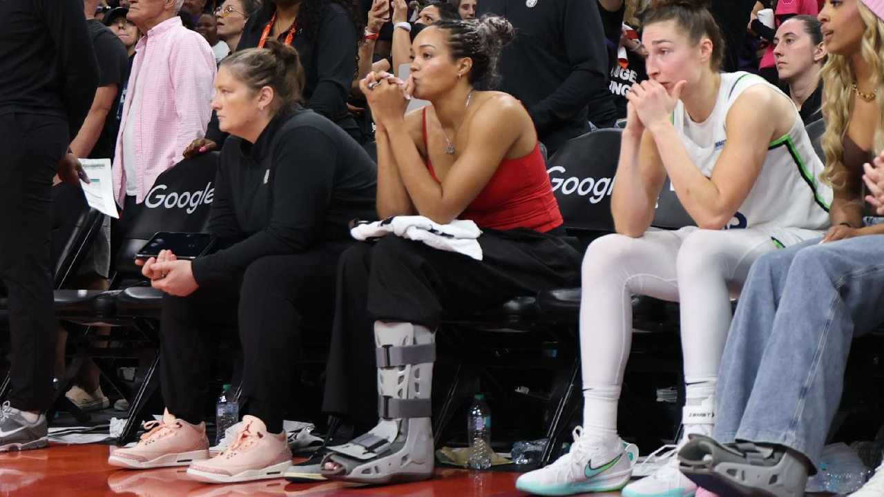 Bintang Minnesota Lynx Napheesa Collier (tengah) hanya bisa menyaksikan perjuangan timnya dari pinggir lapangan di Game 4. (Foto: AP)
