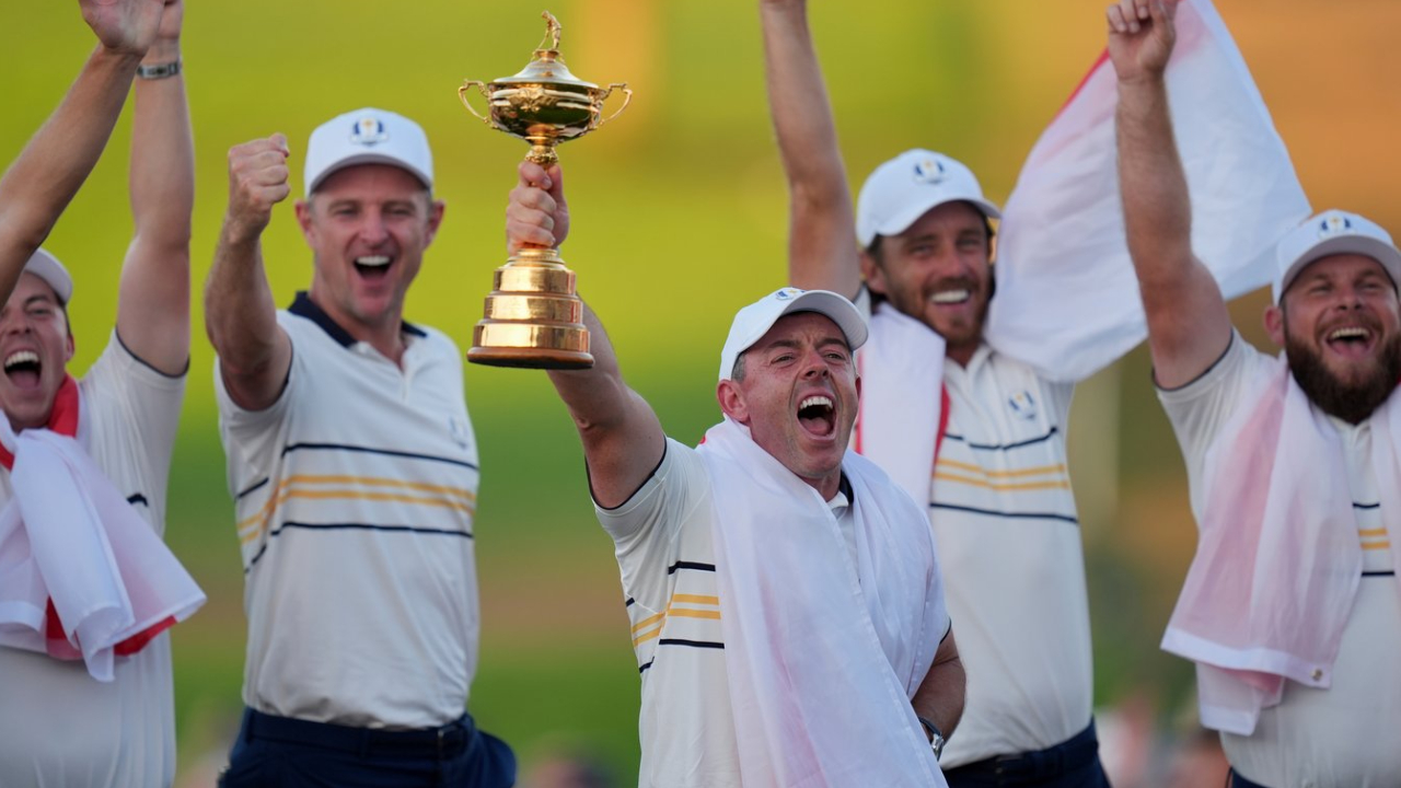 Rory McIlroy melakukan selebrasi dengan trofi Ryder Cup. (Foto: Golf Digest)