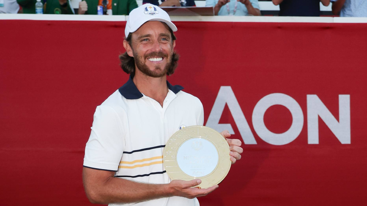Tommy Fleetwood berpose dengan trofi Penghargaan Nicklaus-Jacklin. (Foto: Golf Digest)