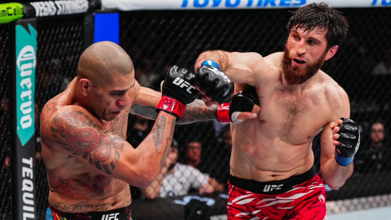 Alex Pereira (kiri) kalah dari Magomed Ankalaev dengan keputusan bulat dalam pertarungan lima ronde di UFC 313 pada Maret lalu. (Foto: Fight TV)
