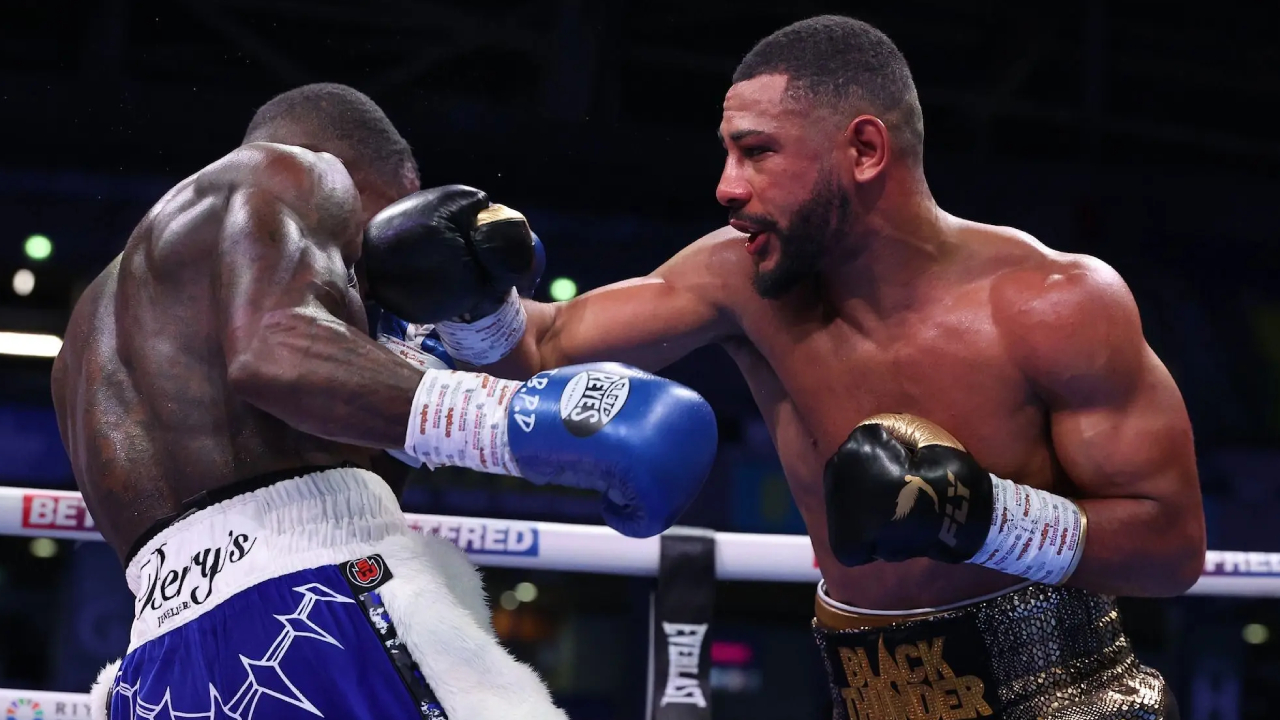 Caoimhin Agyarko (kanan) meraih kemenangan dengan keputusan terbagi atas Ishmael Davis. (Foto: Fight TV)