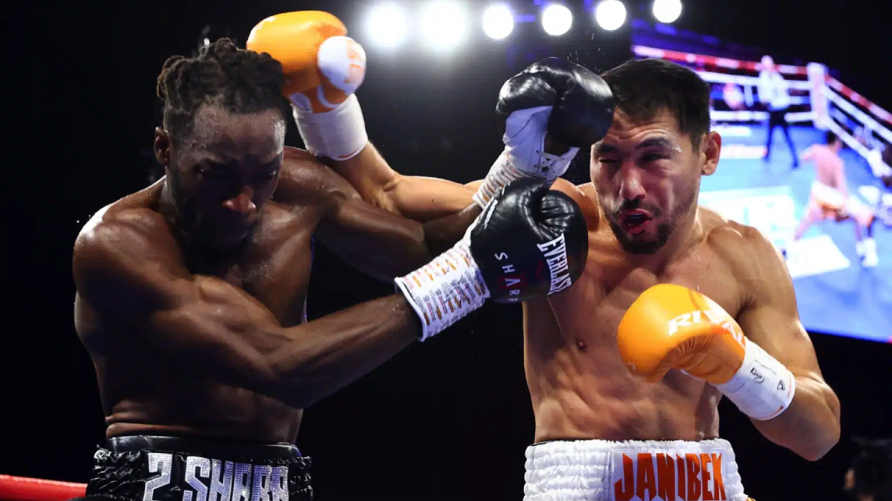 Denzel Bentley (kiri) kalah dalam keputusan bulat dari Janibek Alimkhanuly pada November 2022. (Foto: Fight TV)