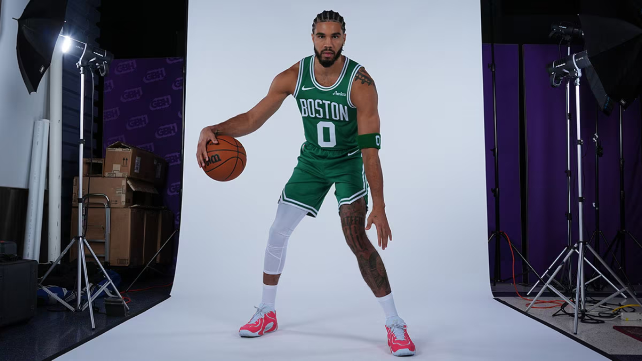 Jayson Tatum berpose untuk sesi pemotretan dalam acara media Celtics pada Senin (29/9). (Foto: AP)