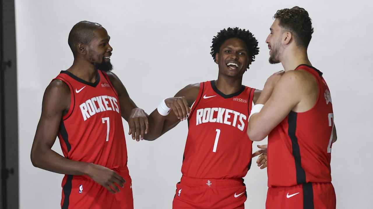 Kevin Durant (kiri) berpose bersama rekan-rekan barunya di Rockets saat acara media pada Senin (29/9). (Foto: AP)