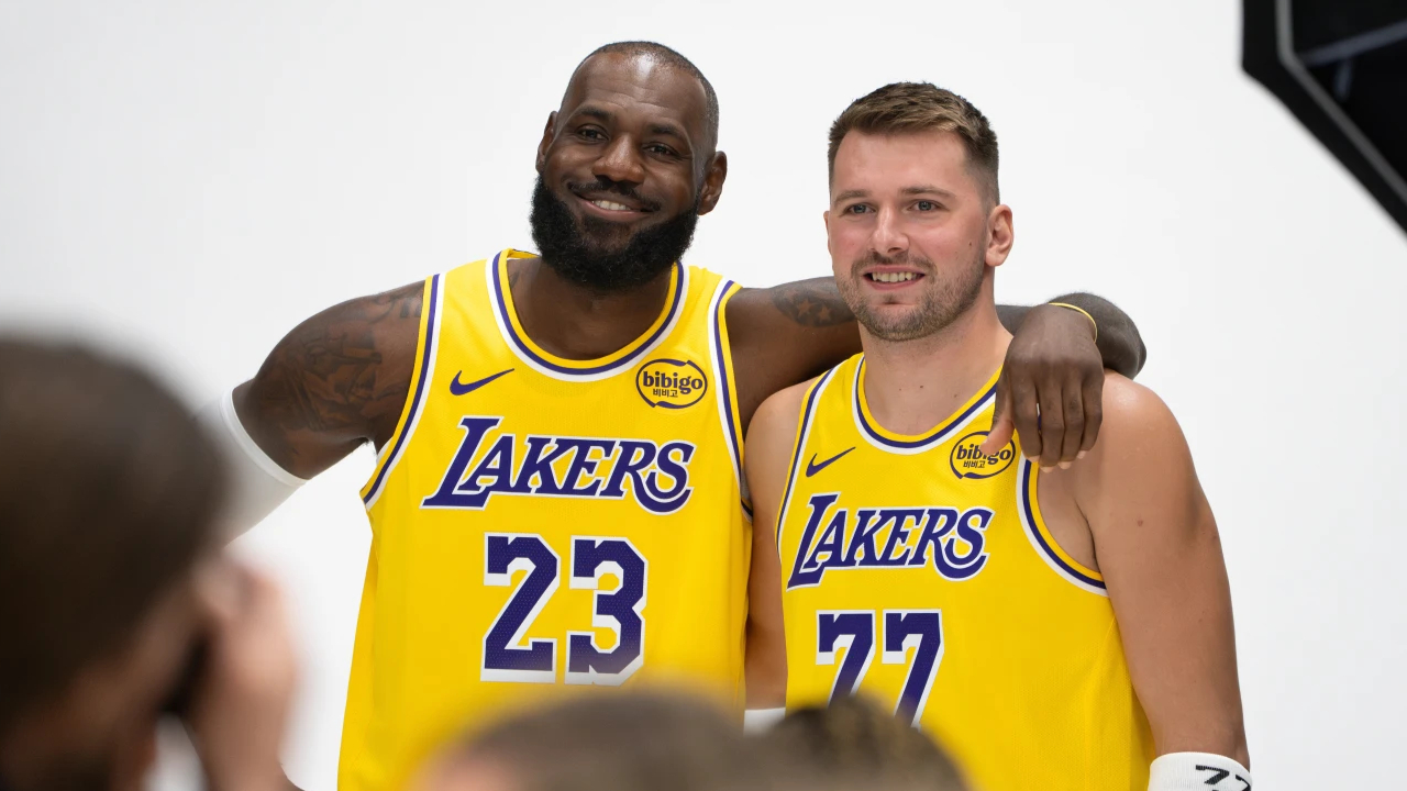 LeBron James (kiri) berpose dengan Luka Doncic saat acara media Lakers pada Senin (29/9). (Foto: AP)