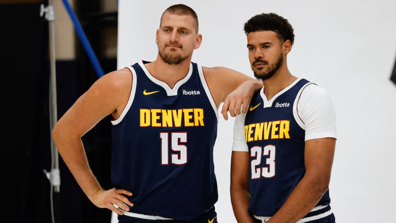 Nikola Jokic (kiri) berpose dengan Cam Johnson saat acara media Nuggets pada Senin (29/9). (Foto: AP)