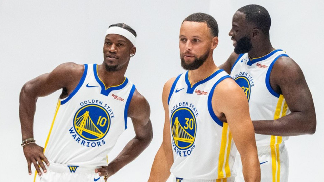 Para pemain senior Warriors Stephen Curry (tengah), Jimmy Butler dan Draymond Green berfoto dalam sesi pemotretan pada acara media tim. (Foto: AP)