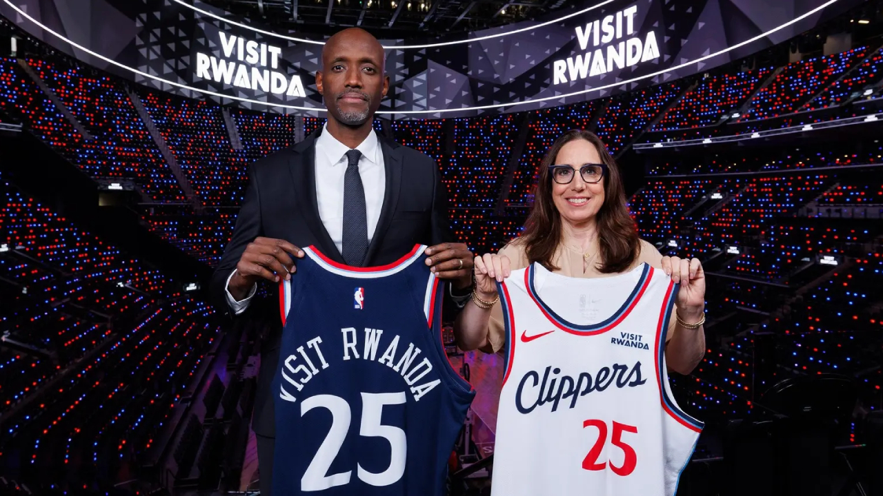 Berdasarkan kesepakatan tersebut, Clippers akan mengenakan slogan “Visit Rwanda” sebagai patch jersey eksklusif. (Foto: AP)