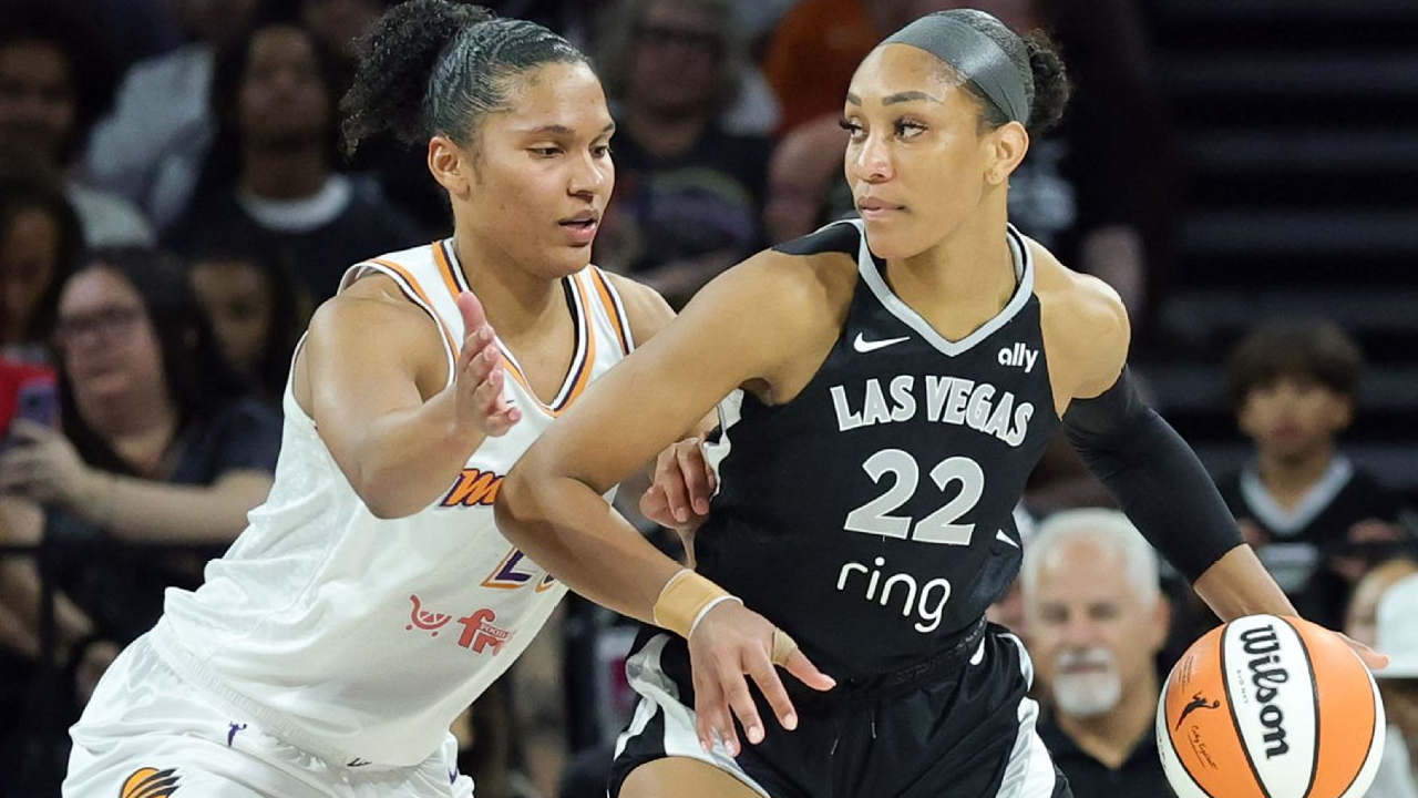 A’ja Wilson (kanan) mencetak 35 poin saat Las Vegas Aces meraih kemenangan 107-98 melalui babak overtime atas tim tamu Indiana Fever di Game 5 semifinal pada Selasa (30/9). (Foto: AP)