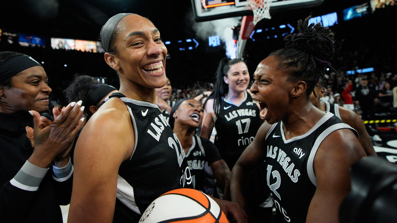 Para pemain Las Vegas Aces melakukan selebrasi setelah memastikan tiket ke final WNBA 2025. (Foto: AP)