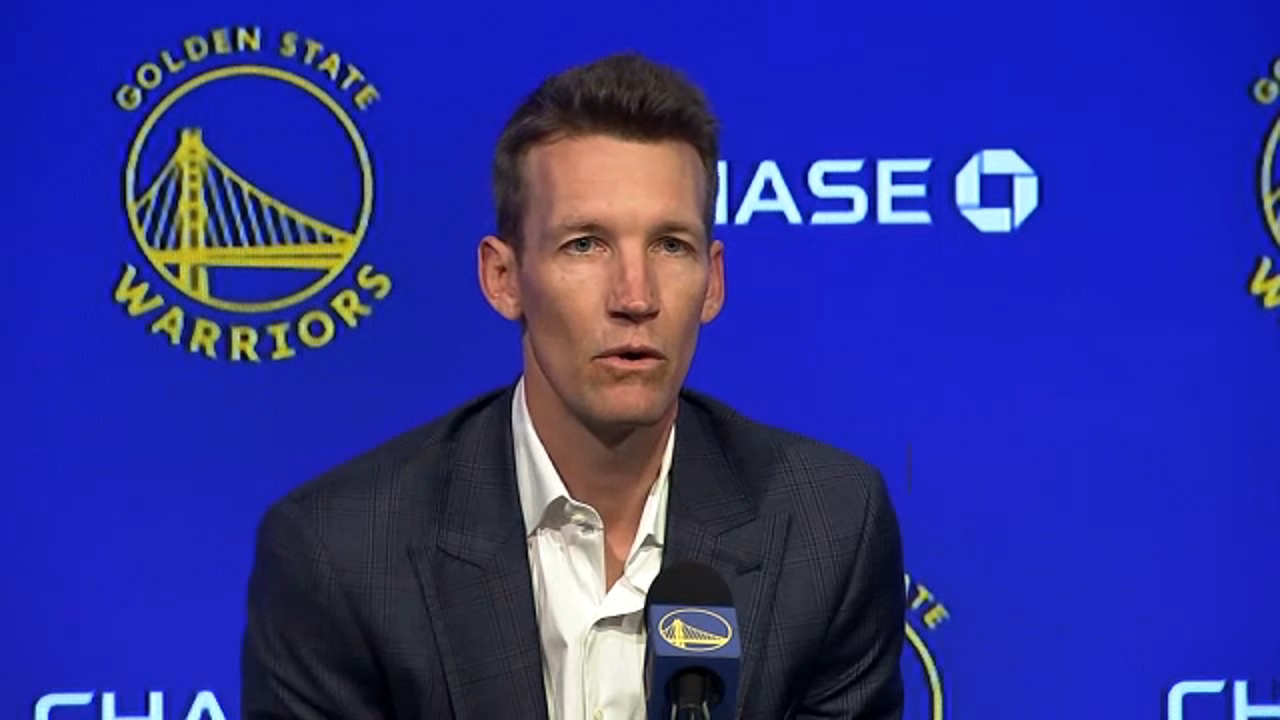 Mike Dunleavy beberkan alasannya tak rekrut banyak pemain baru.