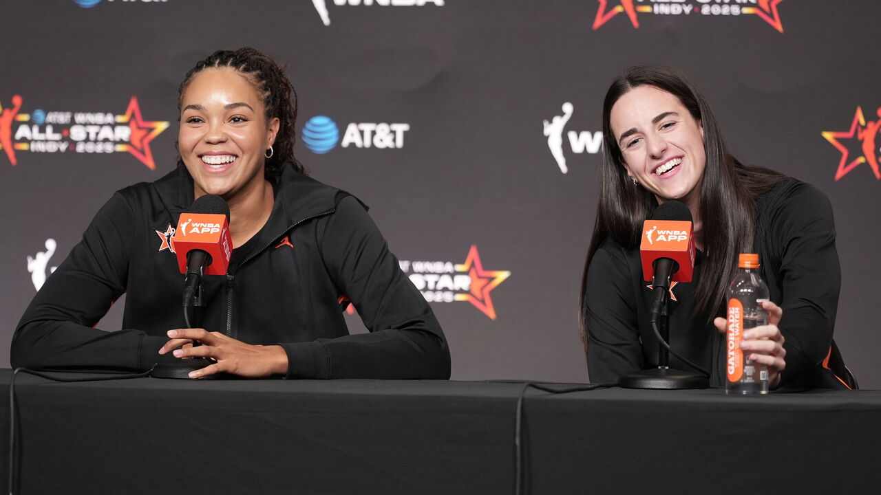 Caitlin Clark (kanan) dan Napheesa Collier menghadiri konferensi pers jelang pertandingan All-Star WNBA. (Foto: AP)