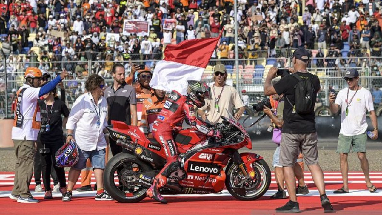 Enea Bastianini membawa bendera merah putih dalam MotoGP Indonesia 2023 silam
