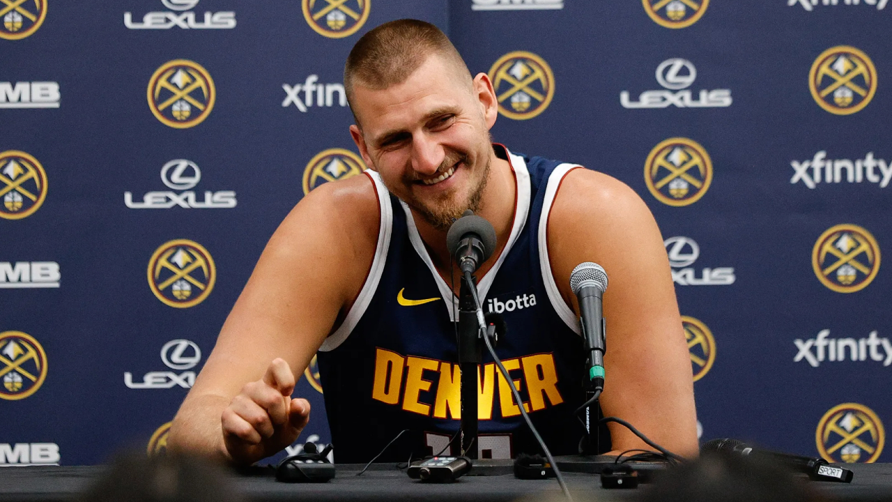 Nikola Jokic bertemu awak media dalam konferensi persi saat acara media Nuggets. (Foto: AP)