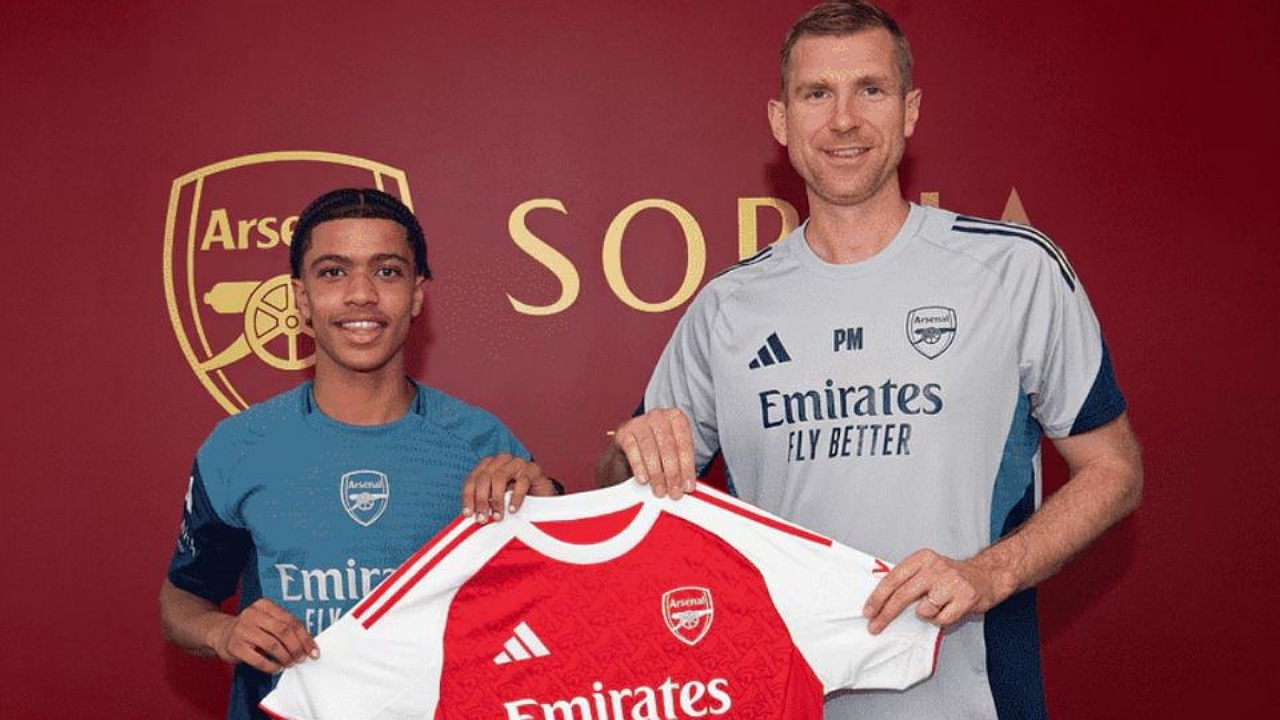 Victor Ozhianvuna bersama manajer akademi Arsenal, Per Mertesacker