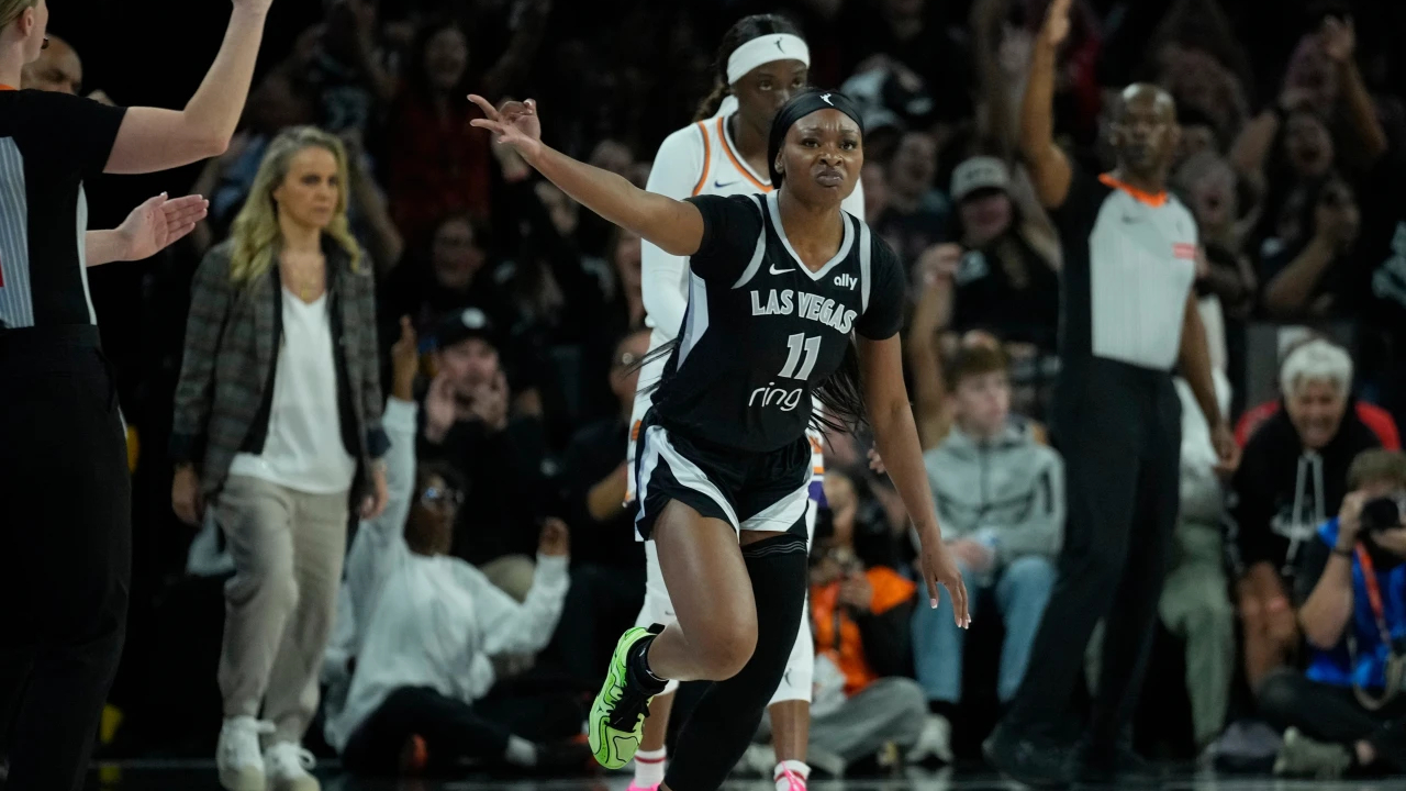 Dana Evans merayakan salah satu tembakan tiga angkanya yang masuk saat Las Vegas Aces mengungguli Phoenix Mercury di Game 1 Final WNBA 2025. (Foto: AP)