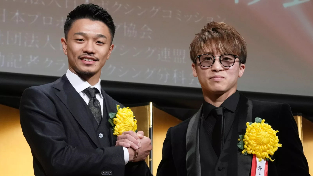 Naoya Inoue (kanan) dan Junto Nakatani berpose dalam sebuah acara penghargaan. (Foto: Fight TV)