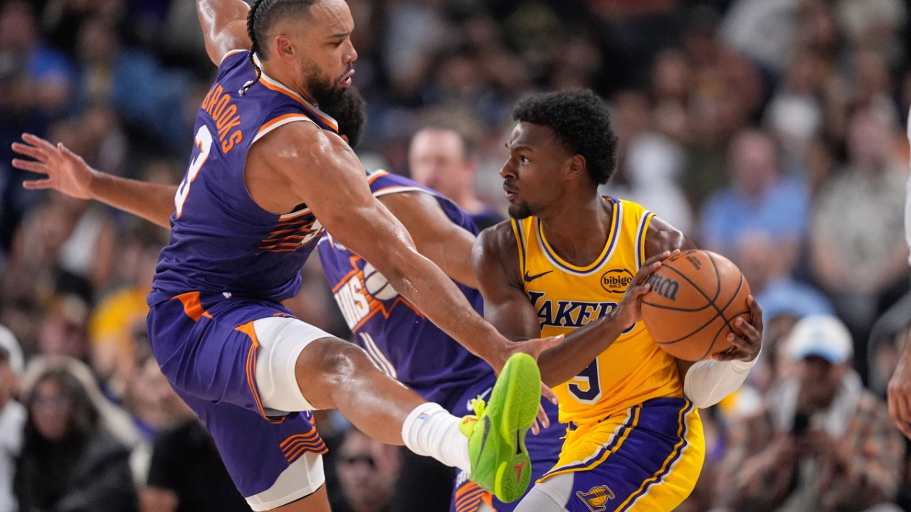 Bronny James (kanan) menunjukkan tanda-tanda perkembangan meskipun penampilannya dalam hal tembakan cukup sulit. (Foto: AP)