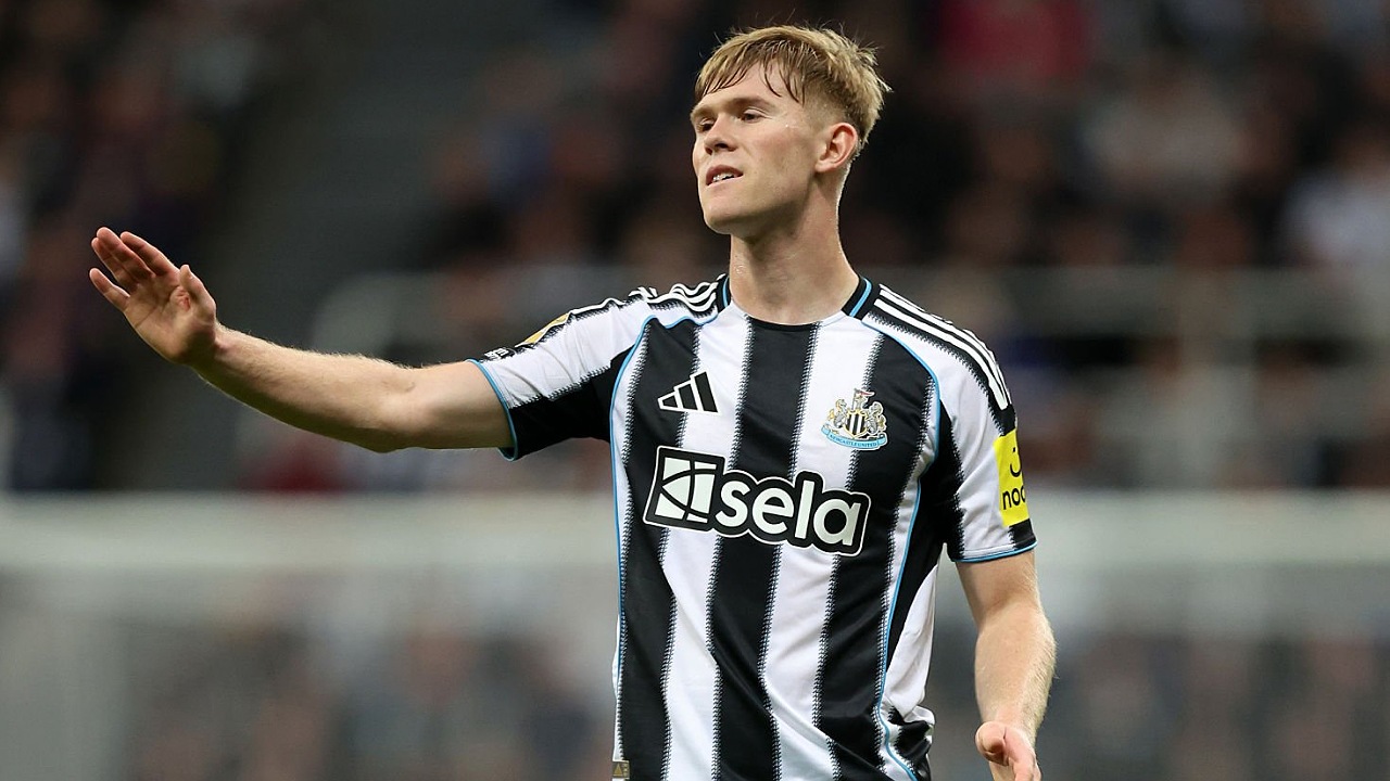 Eddie Howe ingin menjaga kebugaran Lewis Hall