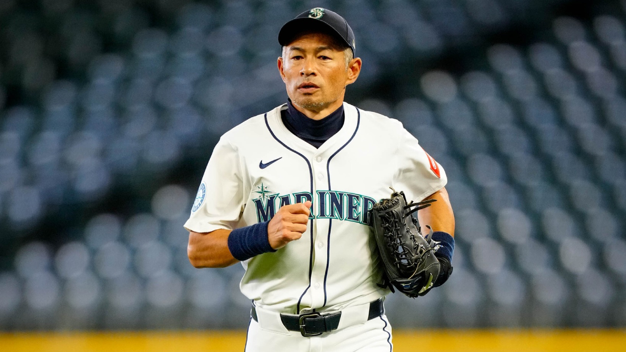 Mengenakan jersey ikonik bernomor 51, Ichiro Suzuki kembali mengawal lapangan luar tempat ia membangun karier Hall of Fame-nya. (Foto: AP)