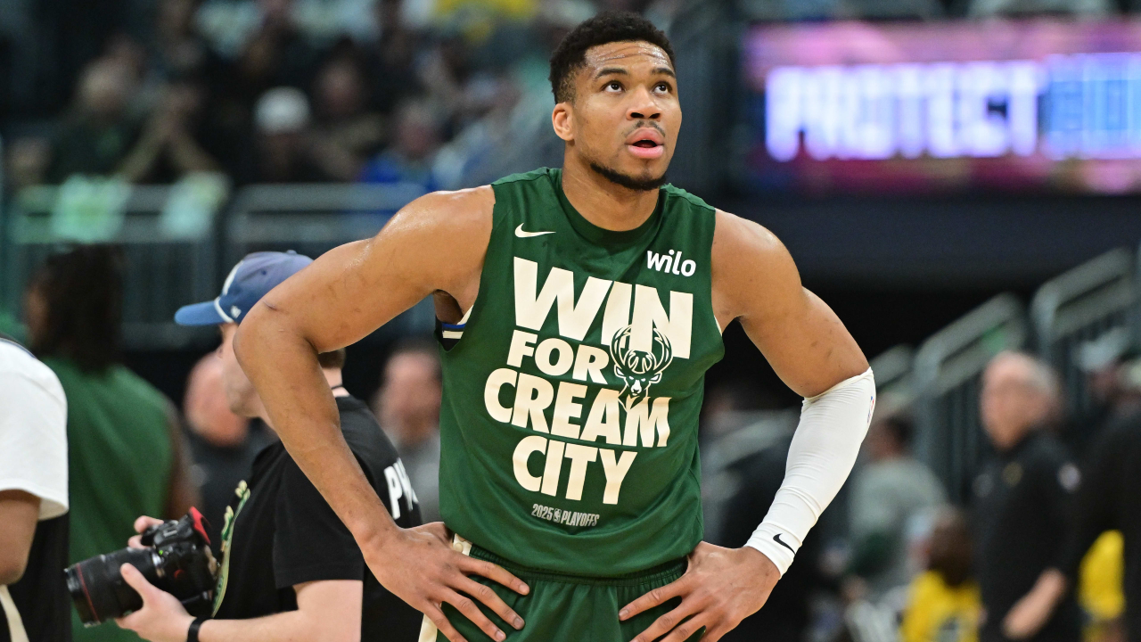 Giannis Antetokounmpo absen pada pekan pertama kamp Milwaukee setelah dinyatakan positif COVID-19 pada akhir bulan lalu. (Foto: AP)