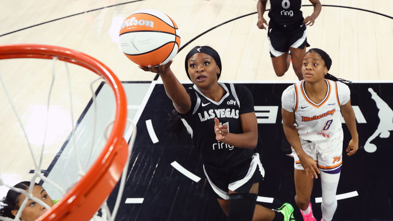 Dana Evans (tengah) mencetak 21 poin saat Las Vegas Aces meraih kemenangan 89-86 atas Phoenix Mercury di Game 1 Final WNBA 2025 pada Jumat (3/10).