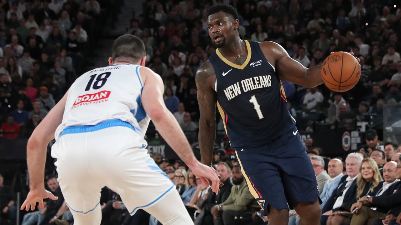 Zion Williamson (kanan) mencetak 15 poin saat New Orleans Pelicans mengalahkan tuan rumah Melbourne United 107–97 pada Jumat (3/10) malam. (Foto: AP)