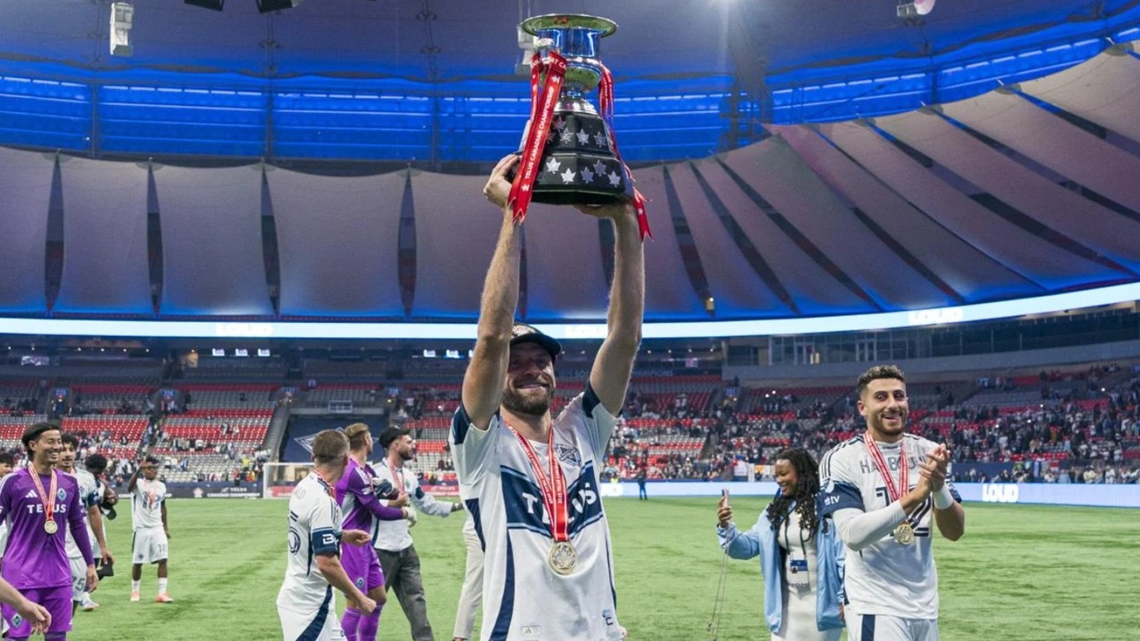 Thomas Muller Mengangkat Trofi Canadian Championship (Sumber: ca.sports.yahoo.com/)