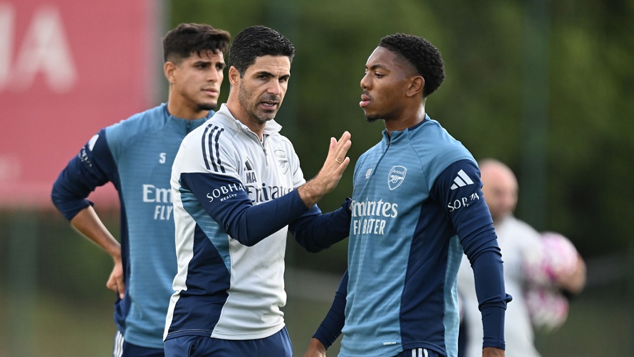 Mikel Arteta dan Myles Lewis-Skelly. (Foto: Stuart MacFarlane/Getty Images)