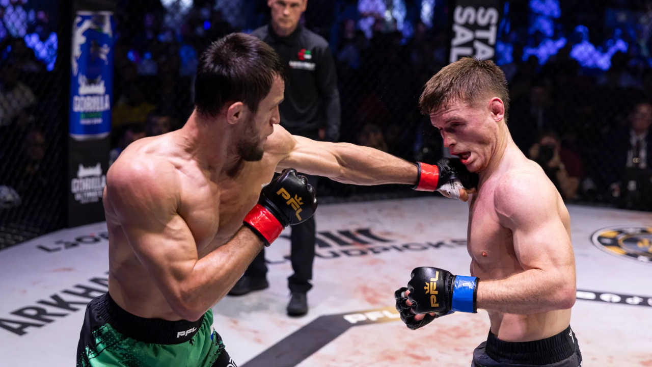 Usman Nurmagomedov (kiri) menunjukkan kontrol, ketenangan, dan keunggulan yang lebih besar sepanjang lima ronde. (Foto: Fight TV)