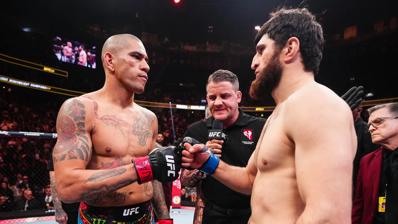 Alex Pereira (kiri) dan Magomed Ankalaev melakukan tos sebelum pertarungan mereka di UFC 313 pada Maret lalu. (Foto: Fight TV)