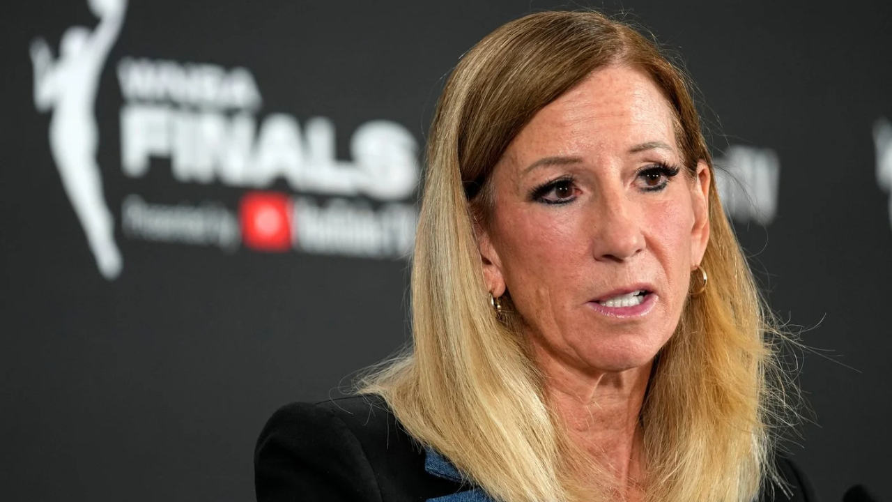 Komisaris WNBA Cathy Engelbert berbicara dalam konferensi pers tahunannya menjelang Game 1 Final WNBA. (Foto: AP)