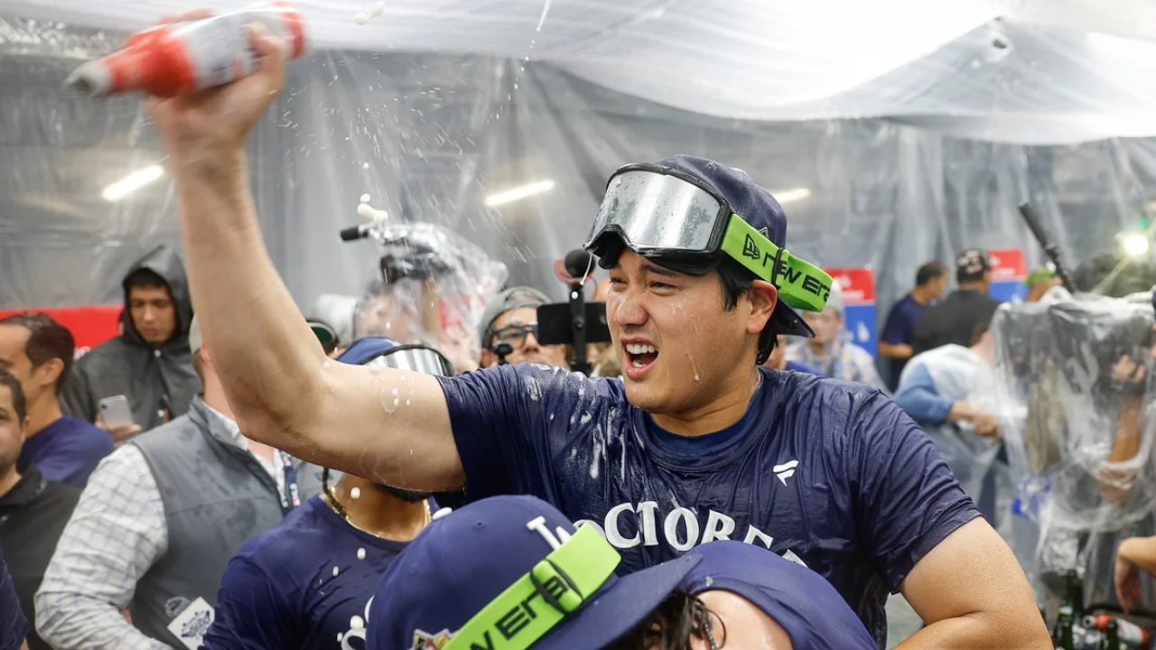 Para pemain Los Angeles Dodgers melakukan selebrasi sampanye di ruang ganti setelah mengalahkan Cincinnati Reds di babak Wild Card. (Foto: AP)