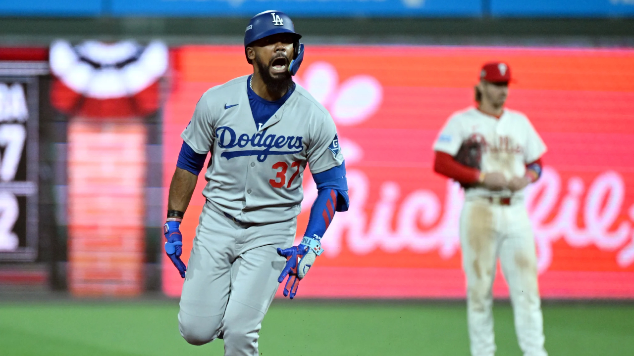 Teoscar Hernandez merayakan homerun-nya di inning ketujuh saat Dodgers mengalahkan Phillies 5-3 di Game 1 NL Division Series (NLDS) pada Sabtu (4/10) malam. (Foto: AP)