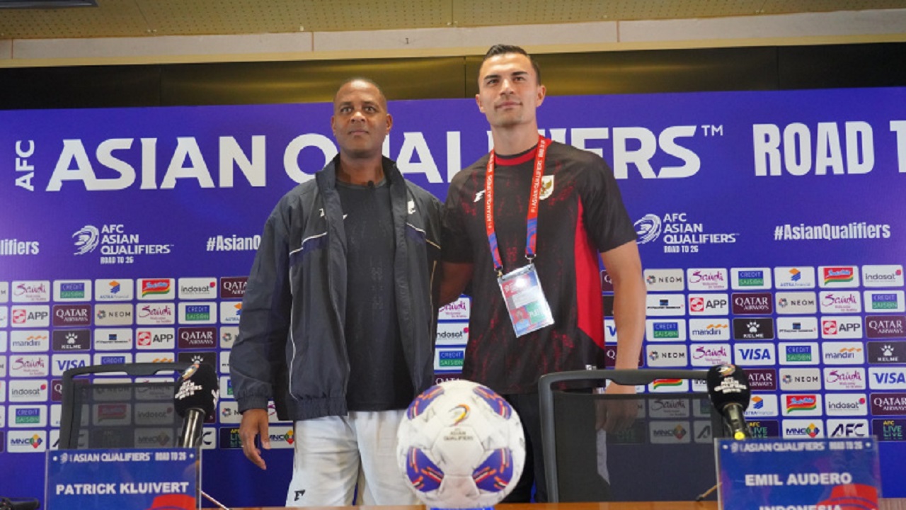 Emil Audero Mulyadi (kanan) bersama Pelatih timnas Indonesia, Patrick Kluivert