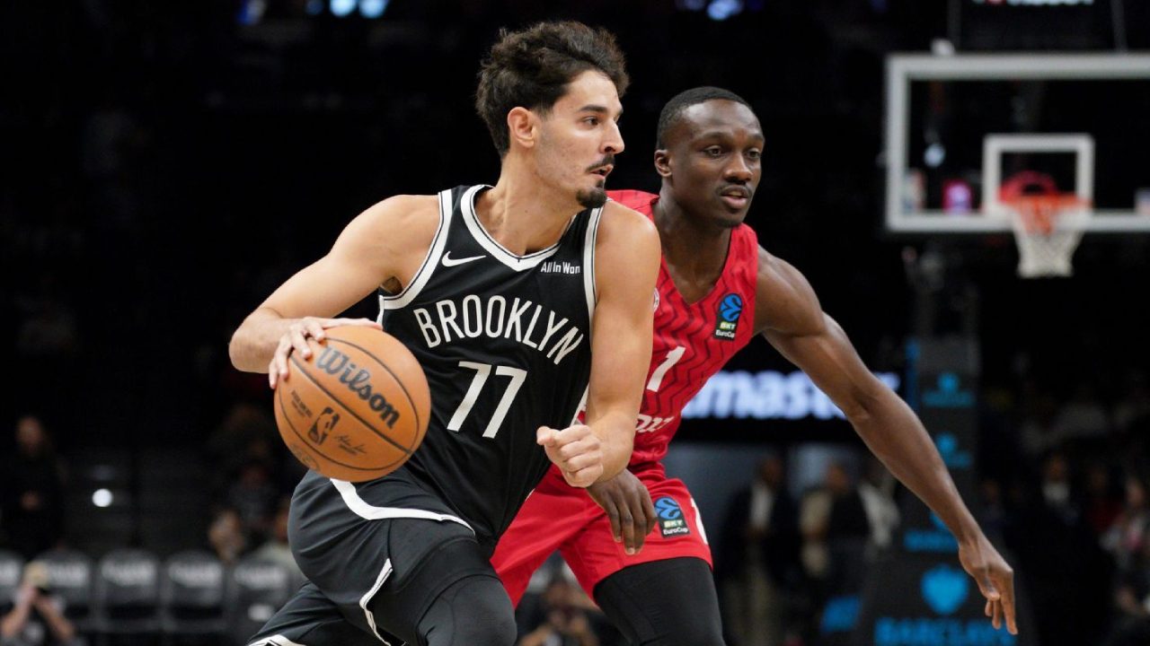 Ben Saraf (kiri) mencetak sembilan dan enam assist saat Brooklyn Nets mengalahkan Hapoel Jerusalem 123-88 pada Sabtu (4/10) malam di Barclays Center. (Foto: AP)