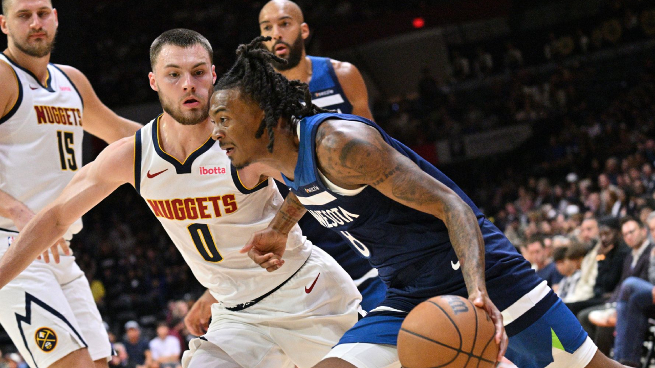 Bones Hyland (kanan) mencetak 18 poin saat Minnesota Timberwolves meraih kemenangan 126-116 atas Denver Nuggets pada Sabtu (4/10). (Foto: AP)