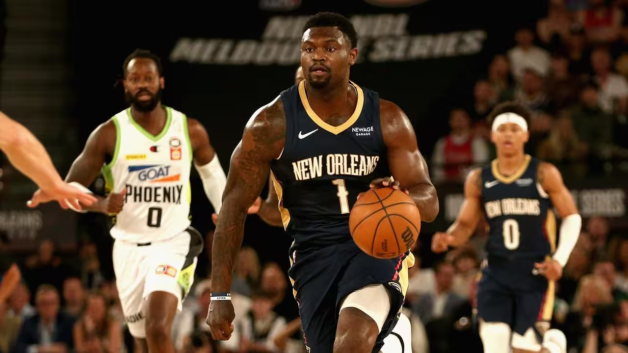 Zion Williamson (tengah) mencetak delapan poin dalam 15 menit saat New Orleans Pelicans menang telak 127-92 atas South East Melbourne Phoenix pada Sabtu (4/10) malam. (Foto: AP)