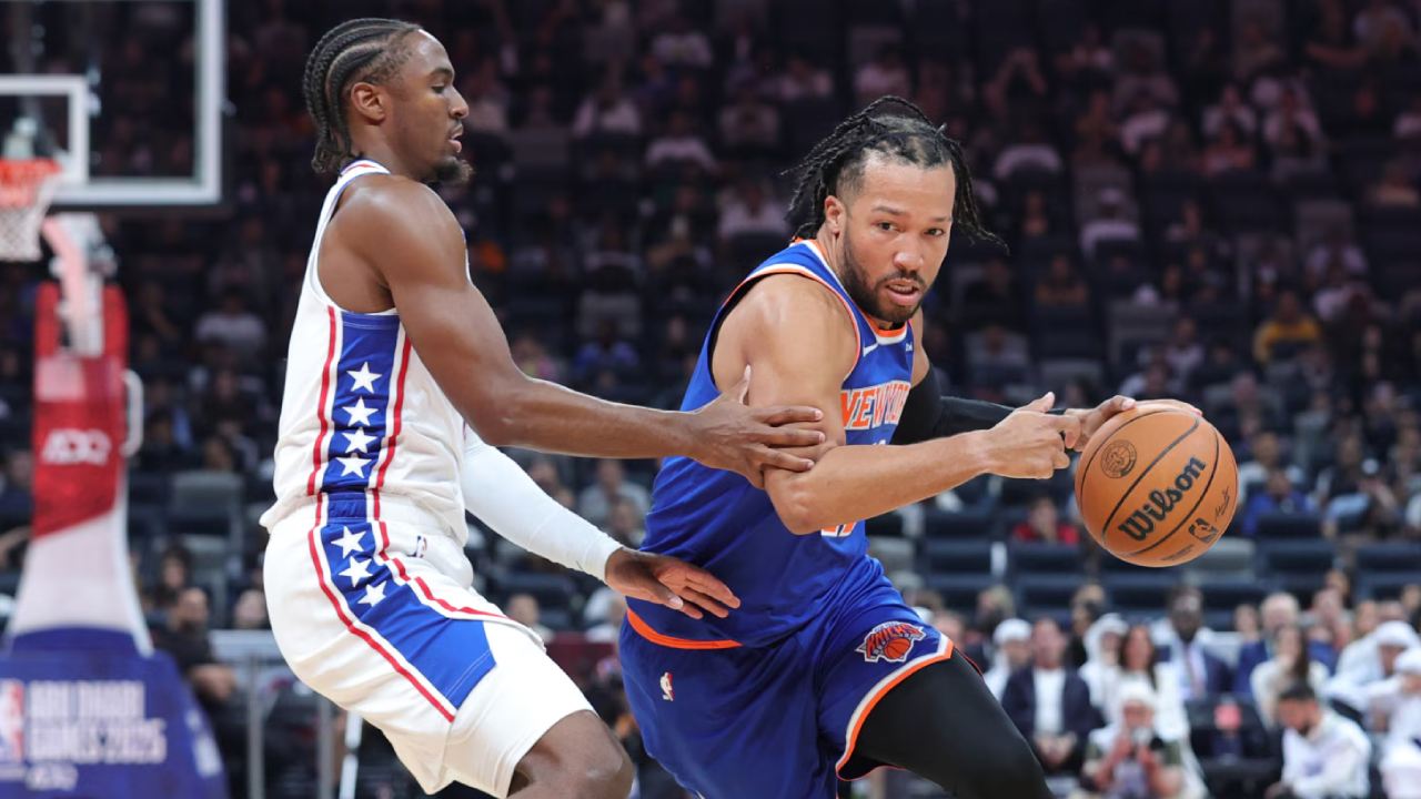 Jalen Brunson (kanan) mencetak 14 poin saat New York Knicks meraih kemenangan 113-104 atas Philadelphia 76ers di Abu Dhabi pada Sabtu (4/10). (Foto: AP)