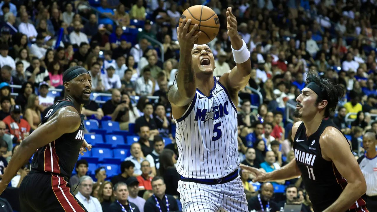 Paolo Banchero (tengah) menyumbang sembilan poin dalam 13 menit saat Orlando Magic menang 126-118 atas Miami Heat pada Sabtu (4/10) malam. (Foto: AP)