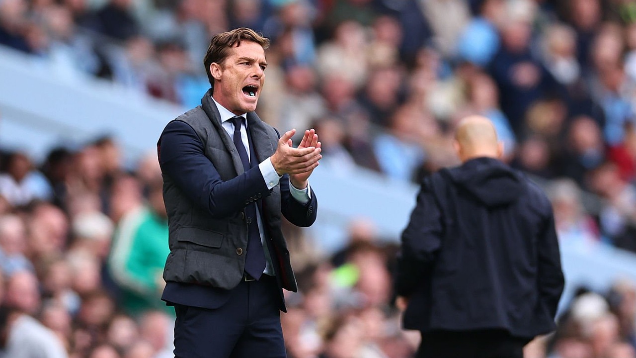Manajer Burnley, Scott Parker. (Foto: Robbie Jay Barratt - AMA/Getty Images)