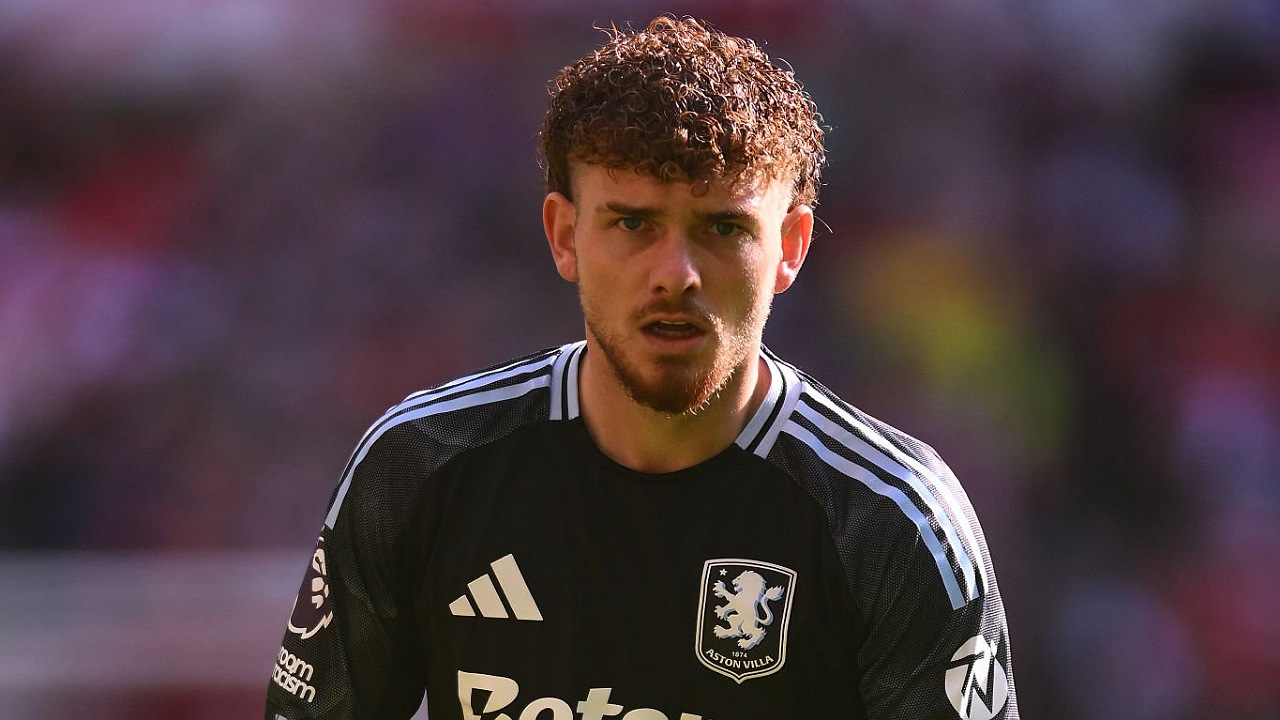 Harvey Elliott diberi dukungan oleh manajer Aston Villa, Unai Emery. (Foto: Ben Roberts - Danehouse/Getty Images)