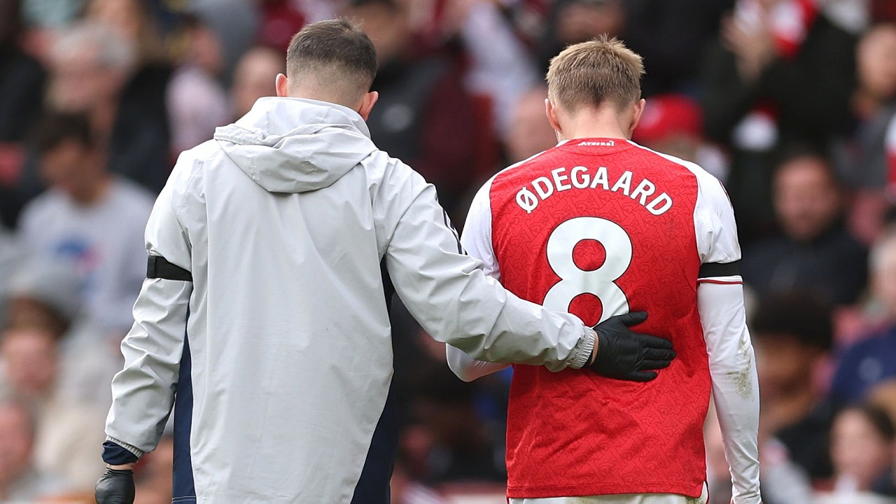 Mikel Arteta mengabarkan kondisi Martin Odegaard dan Declan Rice. (Foto: Julian Finney/Getty Images)