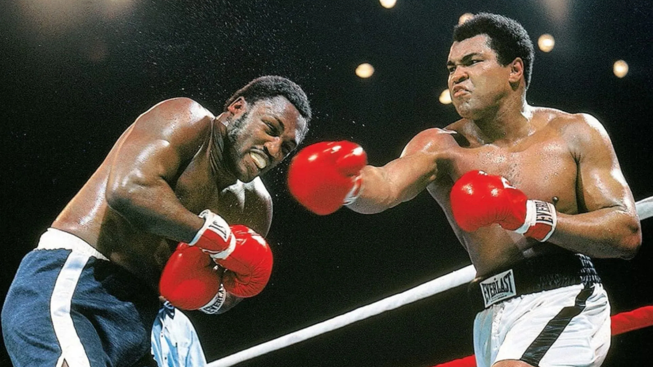 Muhammad Ali (kanan) dan Joe Frazier bertarung habis-habisan selama 14 ronde di tengah suhu panas menyengat yang menguras tenaga. (Foto: Fight TV)