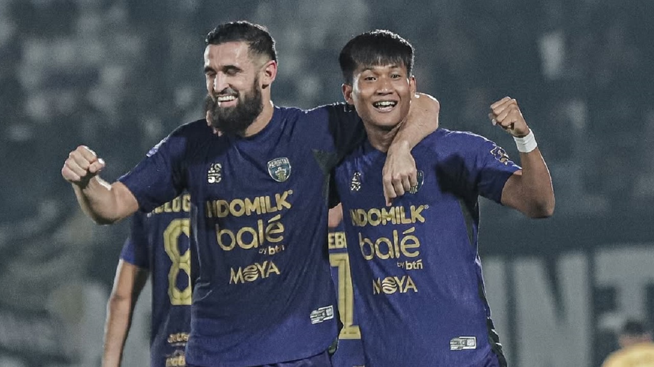Penyerang Persita Tangerang, Ahmad Nur Hardianto merayakan gol ke gawang Semen Padang FC