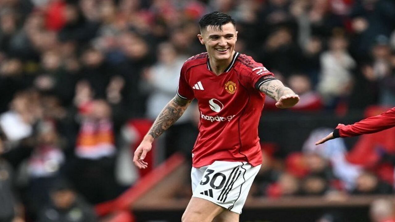 Rasmus Hojlund memberi selamat kepada Benjamin Sesko di media sosial, setelah nama terakhir tadi malam kembali mencetak gol bagi Manchester United / via Getty Images