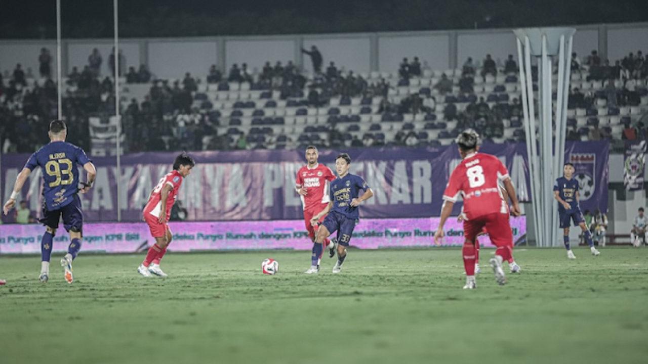 Gelandang Persita Tangerang, Bae Sin Yeong di laga kontra Semen Padang FC