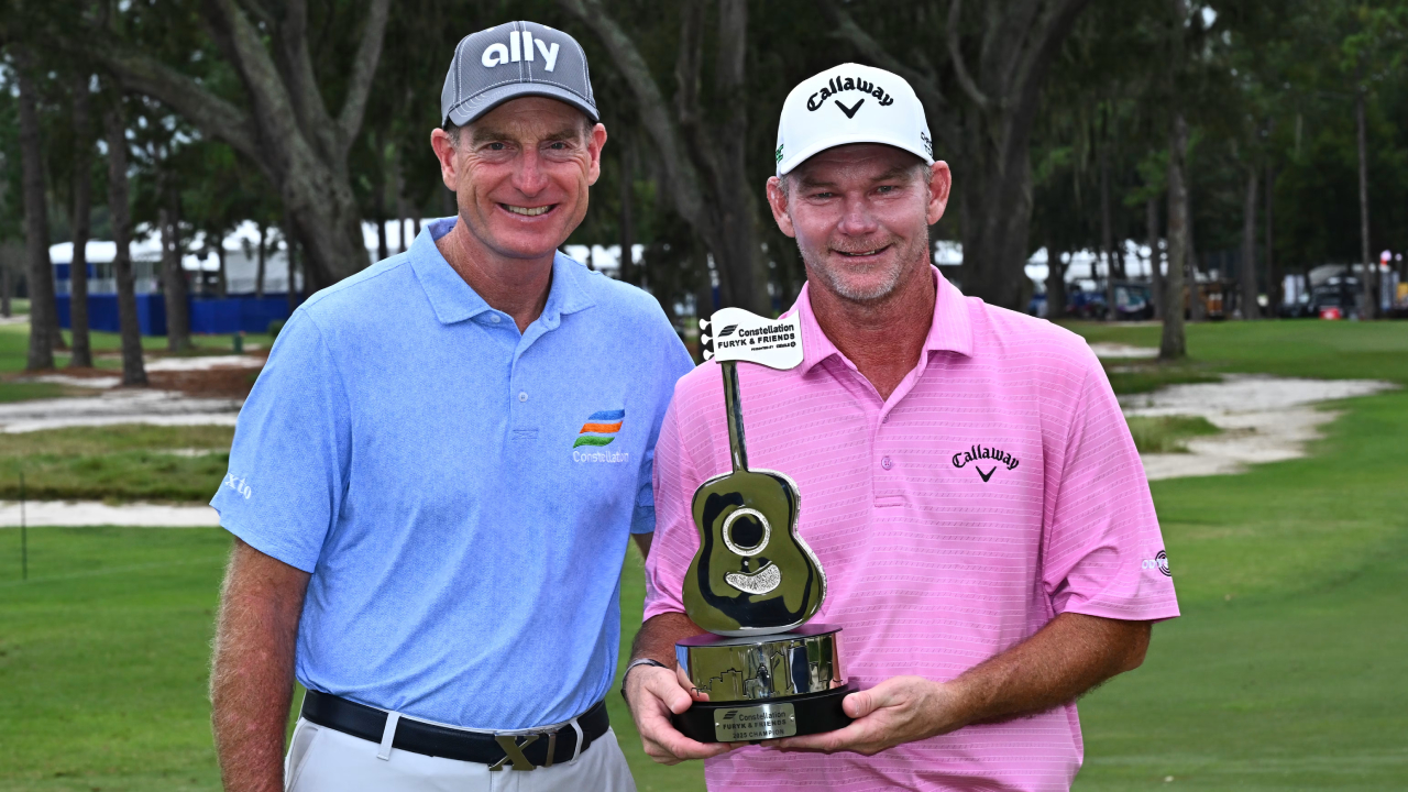 Tommy Gainey (kanan) berpose dengan trofi Constellation Furyk & Friends. (Foto: Golf Digest)